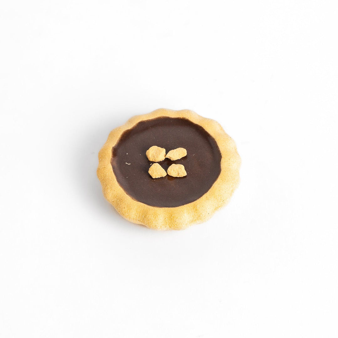 Deliciously detailed chocolate tart-shaped chopstick rest with a crumbly crust and chocolate filling, adding a sweet touch to your dining experience.
