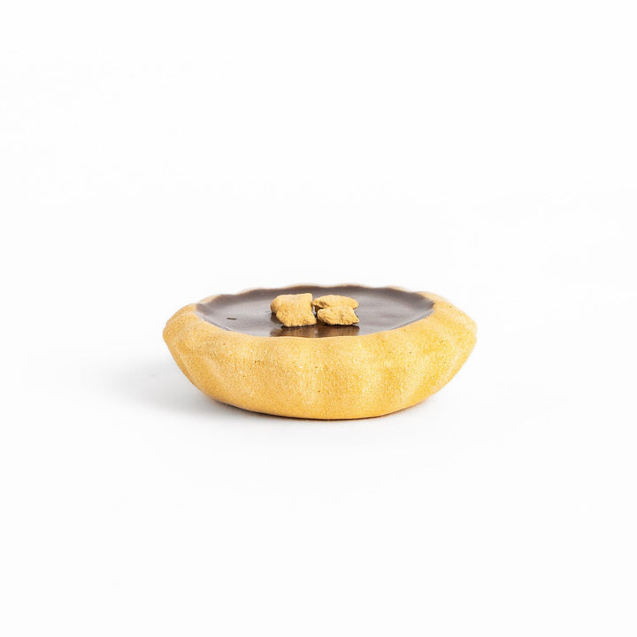 Deliciously detailed chocolate tart-shaped chopstick rest with a crumbly crust and chocolate filling, adding a sweet touch to your dining experience.