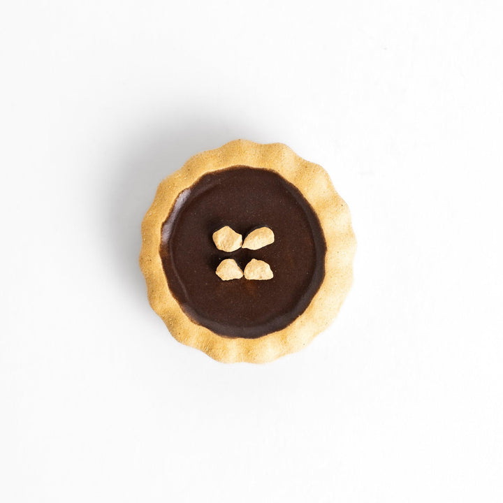 Deliciously detailed chocolate tart-shaped chopstick rest with a crumbly crust and chocolate filling, adding a sweet touch to your dining experience.