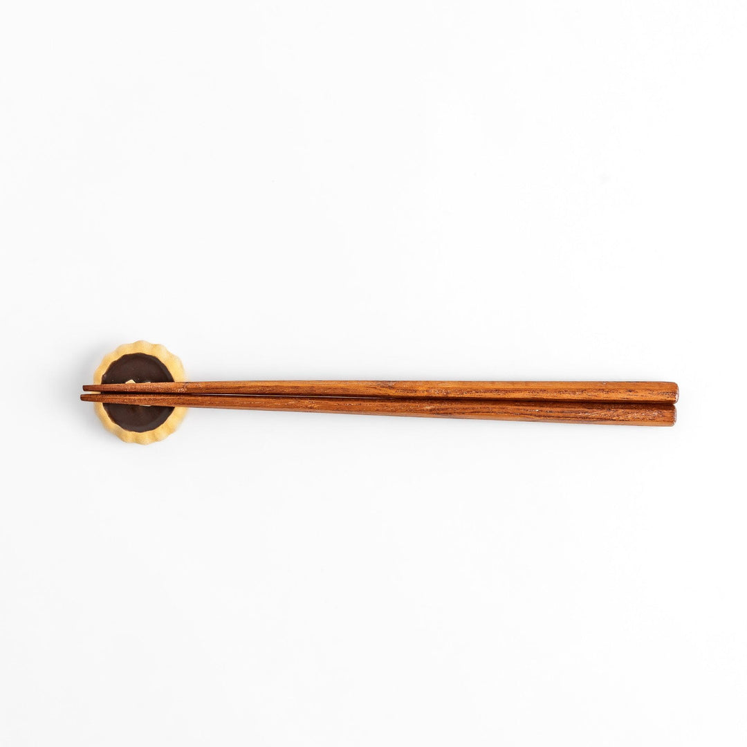 Deliciously detailed chocolate tart-shaped chopstick rest with a crumbly crust and chocolate filling, adding a sweet touch to your dining experience.