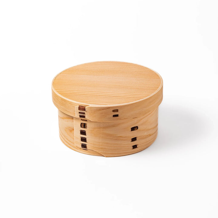 Round bento box handcrafted from natural hinoki wood with traditional magewappa joinery, ideal for packing Japanese-style lunches with elegance and aroma.