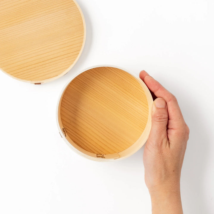 Round bento box handcrafted from natural hinoki wood with traditional magewappa joinery, ideal for packing Japanese-style lunches with elegance and aroma.
