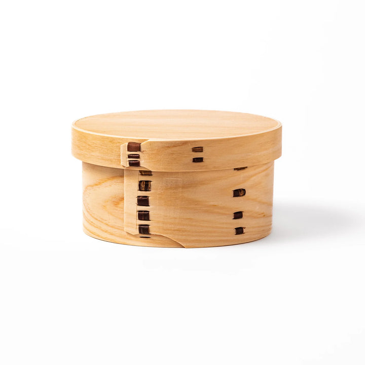 Round bento box handcrafted from natural hinoki wood with traditional magewappa joinery, ideal for packing Japanese-style lunches with elegance and aroma.