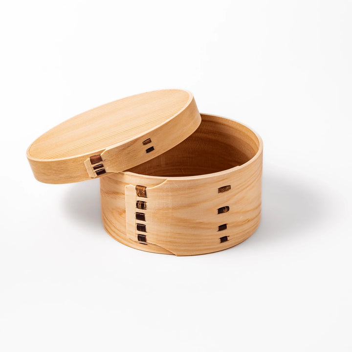 Round bento box handcrafted from natural hinoki wood with traditional magewappa joinery, ideal for packing Japanese-style lunches with elegance and aroma.