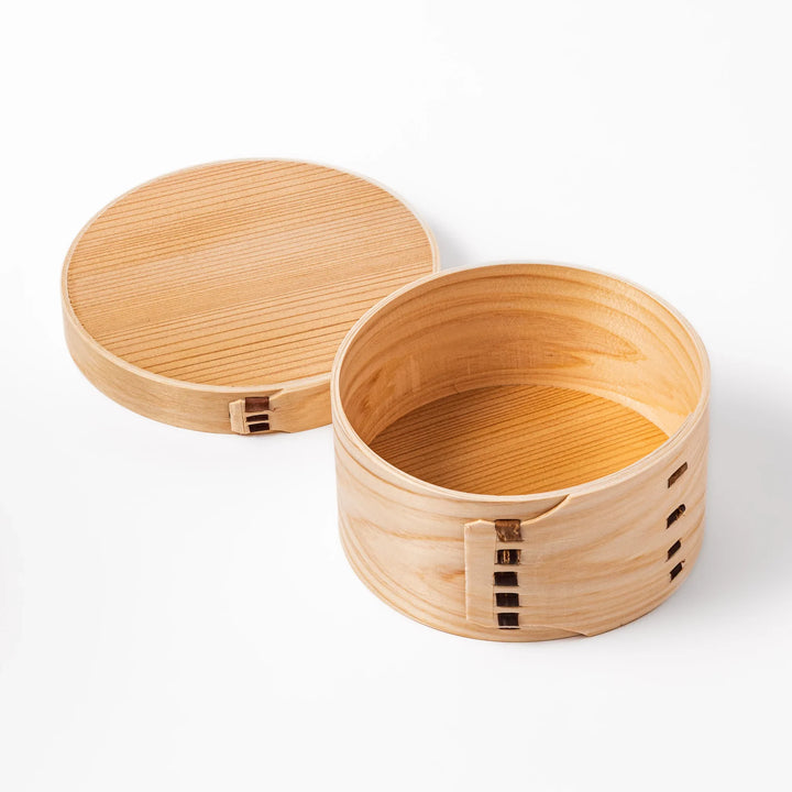Round bento box handcrafted from natural hinoki wood with traditional magewappa joinery, ideal for packing Japanese-style lunches with elegance and aroma.