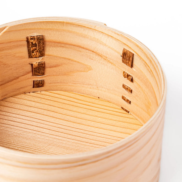 Round bento box handcrafted from natural hinoki wood with traditional magewappa joinery, ideal for packing Japanese-style lunches with elegance and aroma.