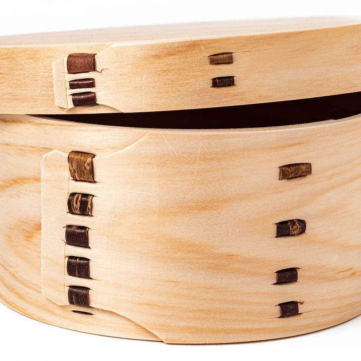 Round bento box handcrafted from natural hinoki wood with traditional magewappa joinery, ideal for packing Japanese-style lunches with elegance and aroma.