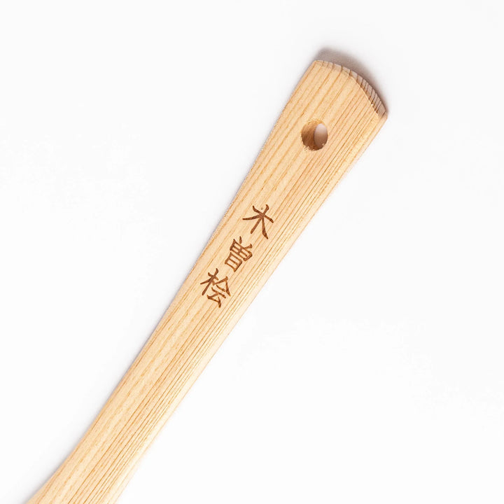 Lightweight spatula made from natural hinoki wood, featuring fine vertical grain and engraved Japanese characters on the handle for an authentic touch.