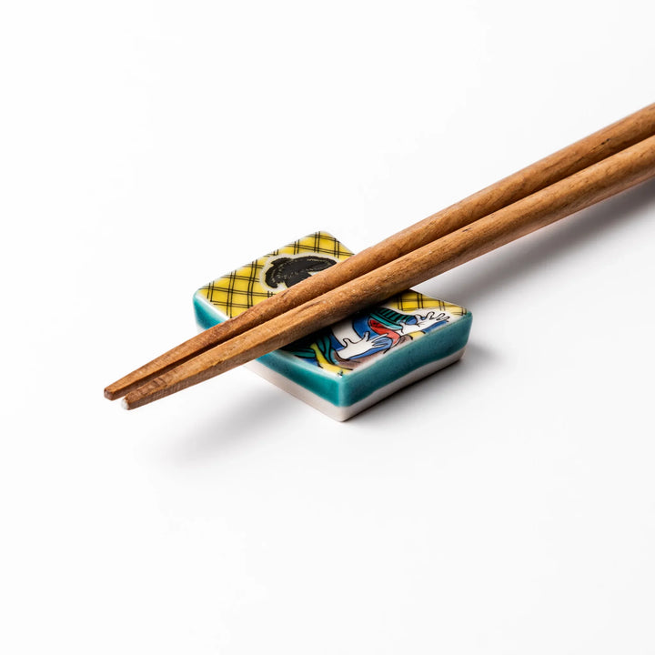 Rectangular Japanese ceramic chopstick rest featuring a bold kabuki actor design inspired by Sharaku’s ukiyo-e, adding dramatic artistry to dining tables.