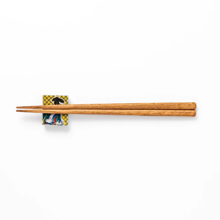 Rectangular Japanese ceramic chopstick rest featuring a bold kabuki actor design inspired by Sharaku’s ukiyo-e, adding dramatic artistry to dining tables.
