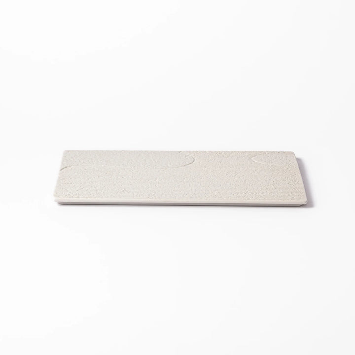 Textured white ceramic dinner plate with subtle ridged lines and matte-gloss contrast, perfect for refined Japanese dining and elegant plating.