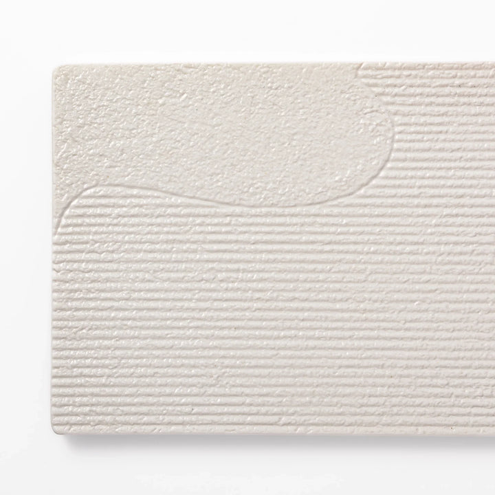 Textured white ceramic dinner plate with subtle ridged lines and matte-gloss contrast, perfect for refined Japanese dining and elegant plating.