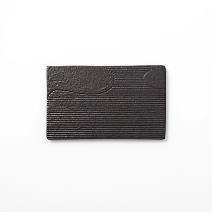 Textured black ceramic dinner plate with ridged woodgrain and matte-gloss accents, ideal for refined Japanese dining and modern presentation.