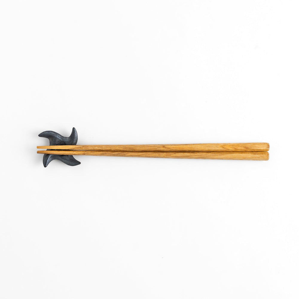 Metallic ninja star-shaped chopstick rest with sleek, sharp edges, adding a unique and stylish touch to your Japanese dining experience.