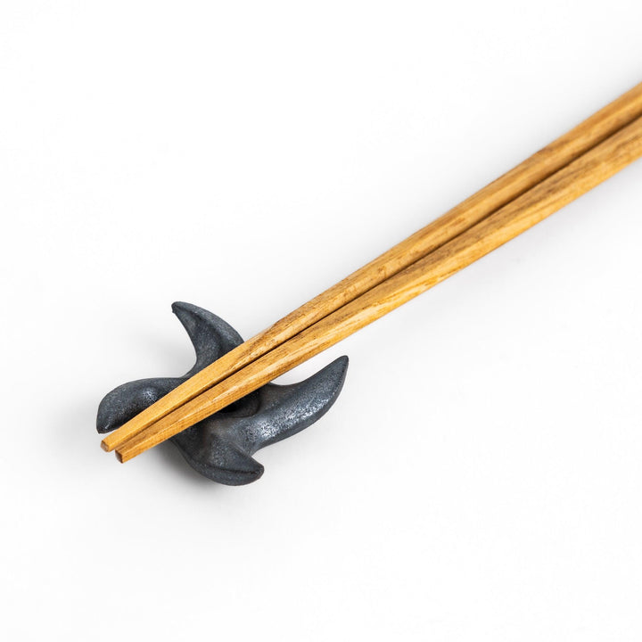 Metallic ninja star-shaped chopstick rest with sleek, sharp edges, adding a unique and stylish touch to your Japanese dining experience.
