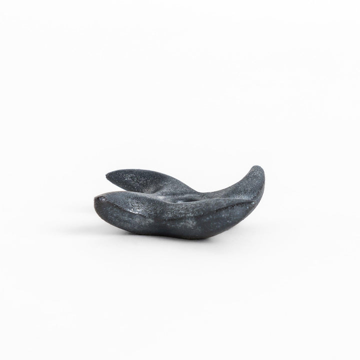 Metallic ninja star-shaped chopstick rest with sleek, sharp edges, adding a unique and stylish touch to your Japanese dining experience.