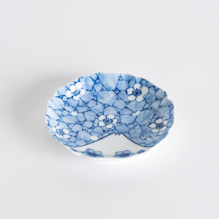 Angled top view of the round dish showcasing its floral patterns and Mount Fuji, highlighting its artistic craftsmanship.