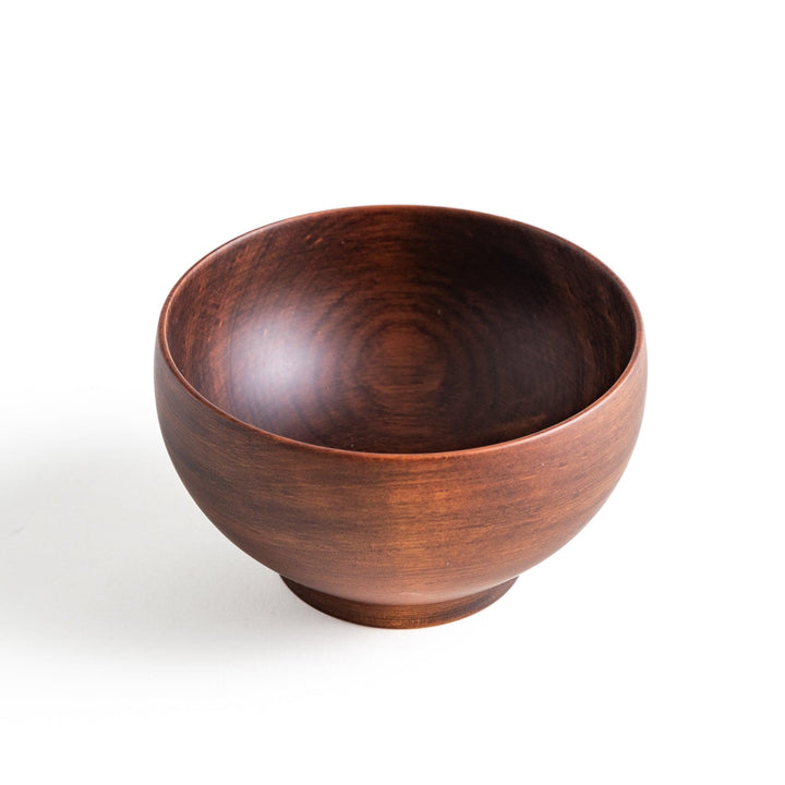 Beautiful brown wooden bowl featuring a smooth texture and a warm hue, perfect for enjoying delicious meals.