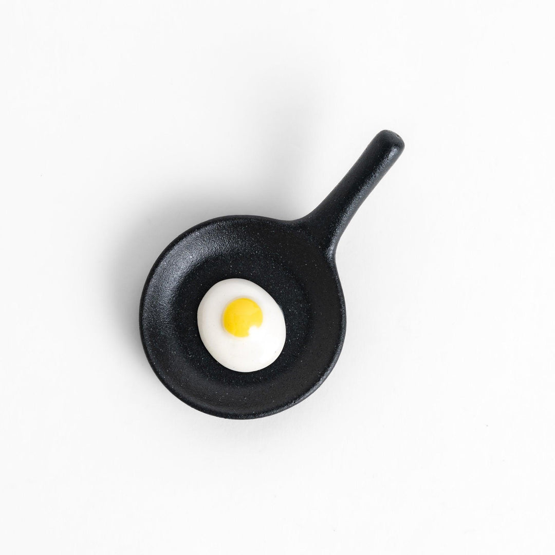 Chopstick rest shaped like a frying pan with a realistic fried egg design, adding a fun and playful touch to your dining experience.