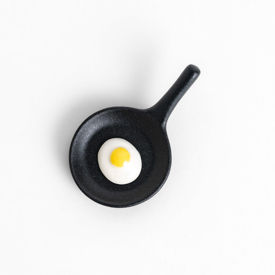 Chopstick rest shaped like a frying pan with a realistic fried egg design, adding a fun and playful touch to your dining experience.