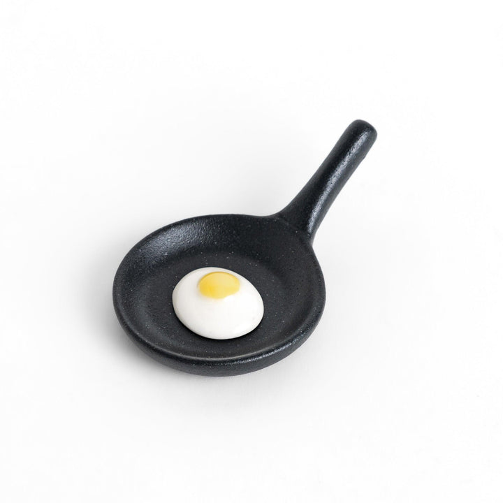 Chopstick rest shaped like a frying pan with a realistic fried egg design, adding a fun and playful touch to your dining experience.