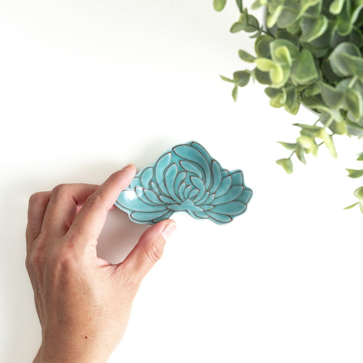 Green chrysanthemum-shaped plate with gold outlining