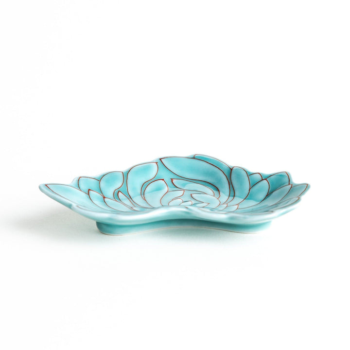 Green chrysanthemum-shaped plate with gold outlining