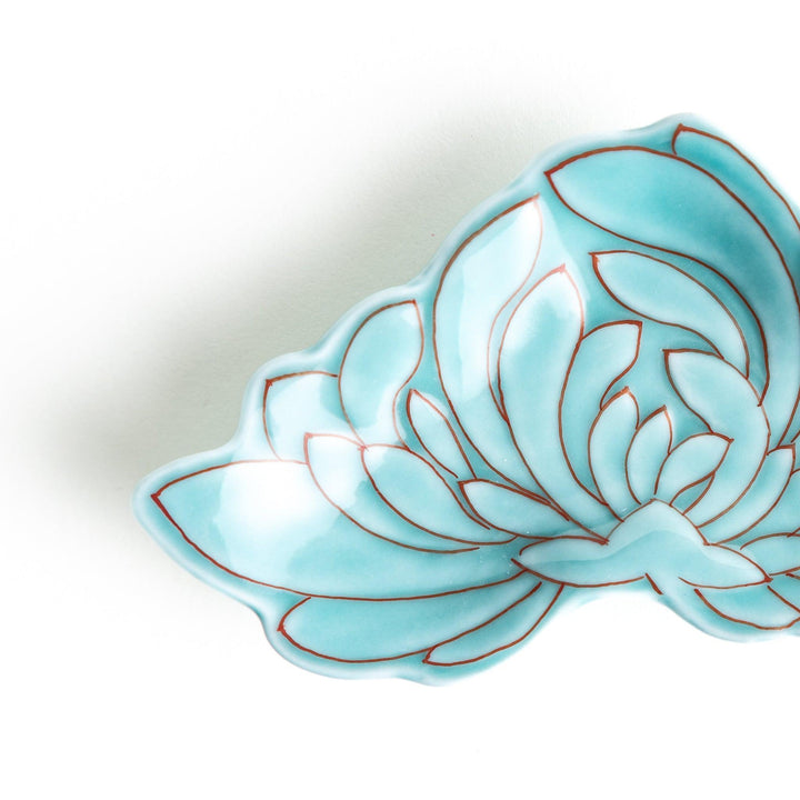 Green chrysanthemum-shaped plate with gold outlining