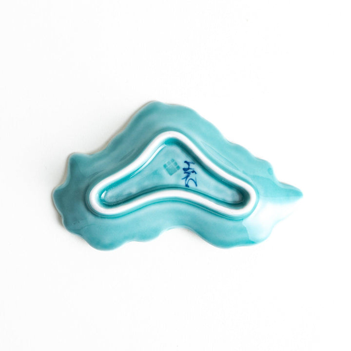 Green chrysanthemum-shaped plate with gold outlining