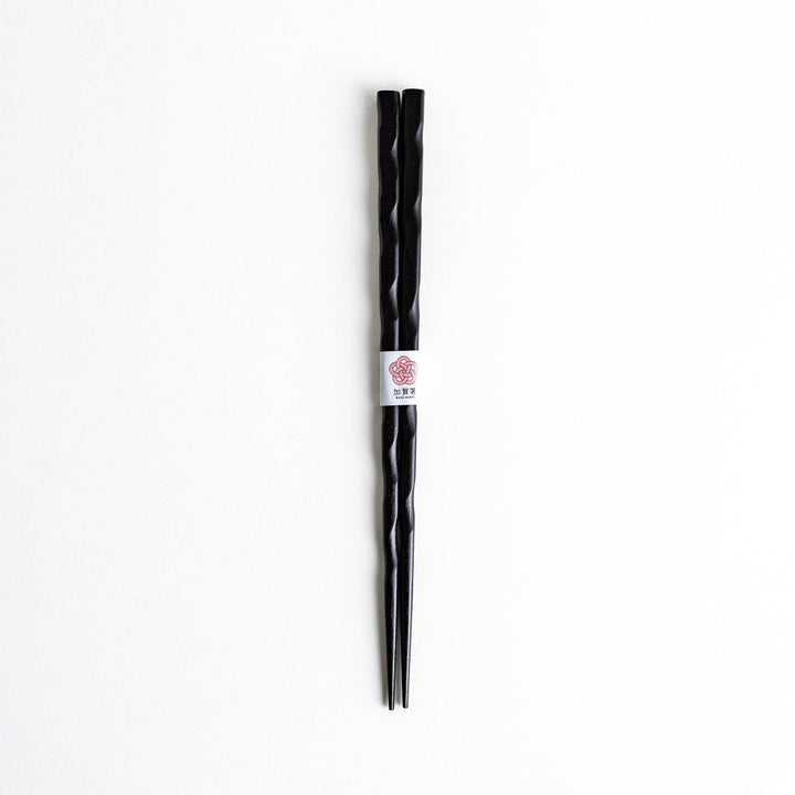 A pair of lacquered chopsticks with a carved, textured surface for a better grip and elegant presentation. Available in black or red.