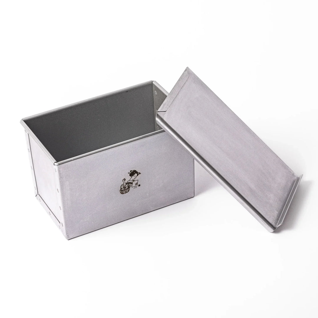 Japanese aluminized steel shokupan loaf pan with fitted lid for baking square milk bread loaves