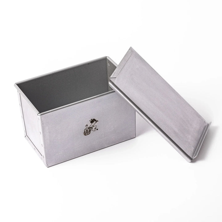 Japanese aluminized steel shokupan loaf pan with fitted lid for baking square milk bread loaves