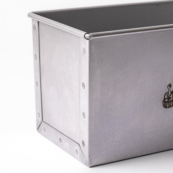 Japanese aluminized steel shokupan loaf pan with fitted lid for baking square milk bread loaves