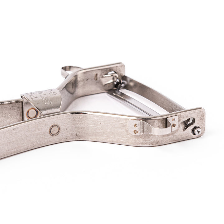 Japanese stainless steel ergonomic peeler with a sharp swivel blade and contoured handle designed for effortless peeling of vegetables and fruits in daily cooking.