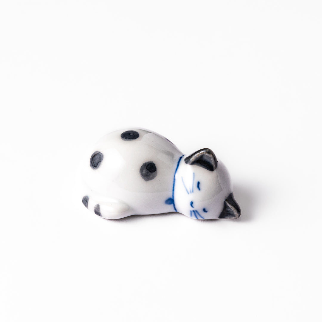 Black polka dot cat-shaped ceramic chopstick rest with a peaceful expression, perfect for adding a playful touch to your table.