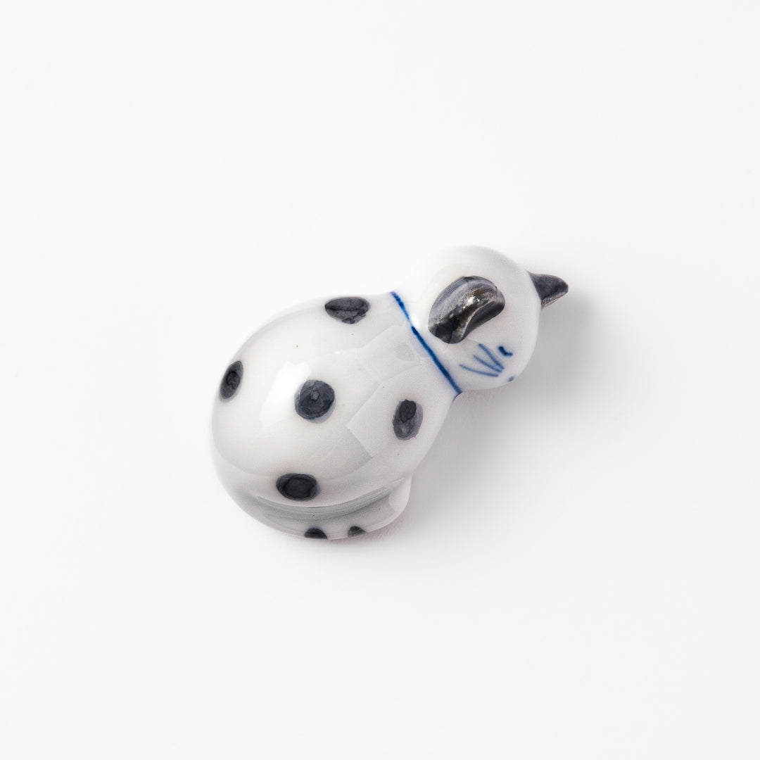Black polka dot cat-shaped ceramic chopstick rest with a peaceful expression, perfect for adding a playful touch to your table.