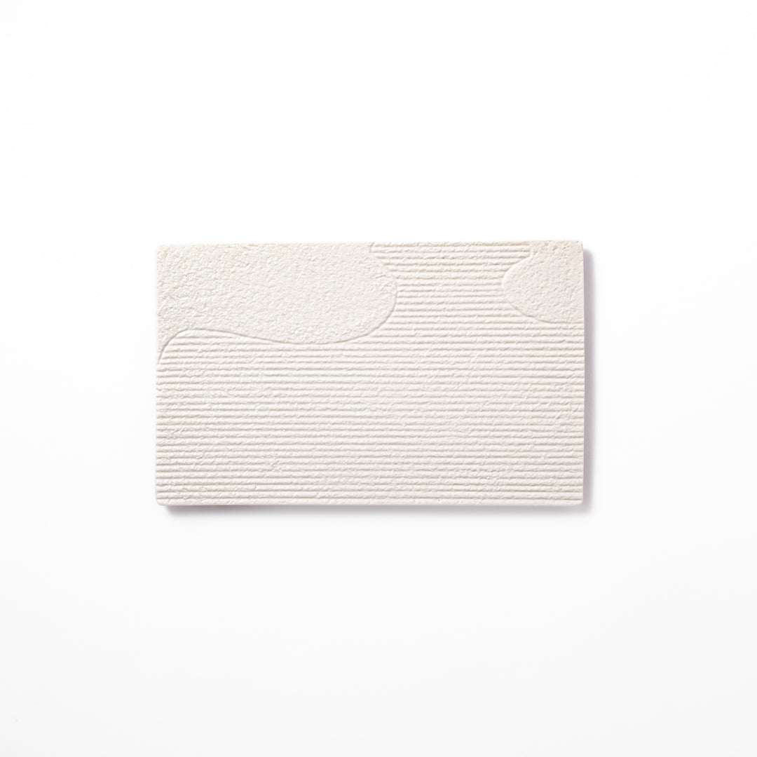 Textured white ceramic dinner plate with subtle ridged lines and matte-gloss contrast, perfect for refined Japanese dining and elegant plating.