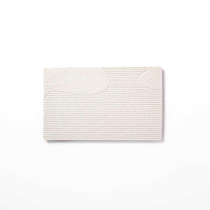 Textured white ceramic dinner plate with subtle ridged lines and matte-gloss contrast, perfect for refined Japanese dining and elegant plating.