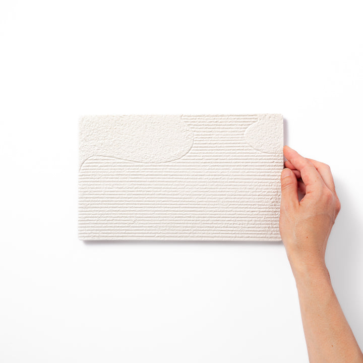 Textured white ceramic dinner plate with subtle ridged lines and matte-gloss contrast, perfect for refined Japanese dining and elegant plating.