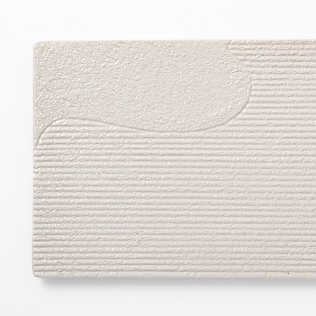 Textured white ceramic dinner plate with subtle ridged lines and matte-gloss contrast, perfect for refined Japanese dining and elegant plating.