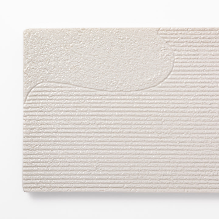 Textured white ceramic dinner plate with subtle ridged lines and matte-gloss contrast, perfect for refined Japanese dining and elegant plating.