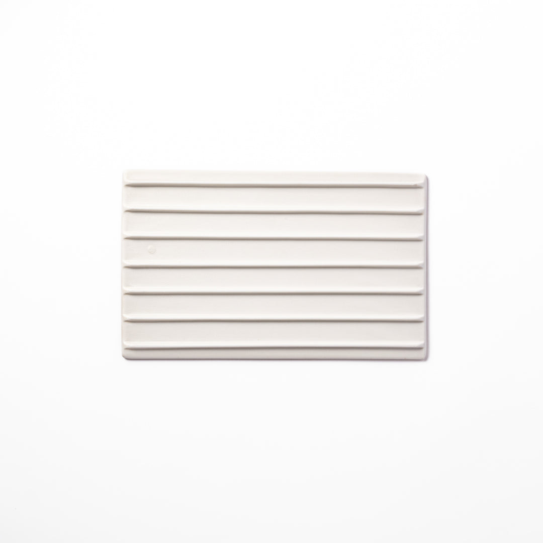 Textured white ceramic dinner plate with subtle ridged lines and matte-gloss contrast, perfect for refined Japanese dining and elegant plating.