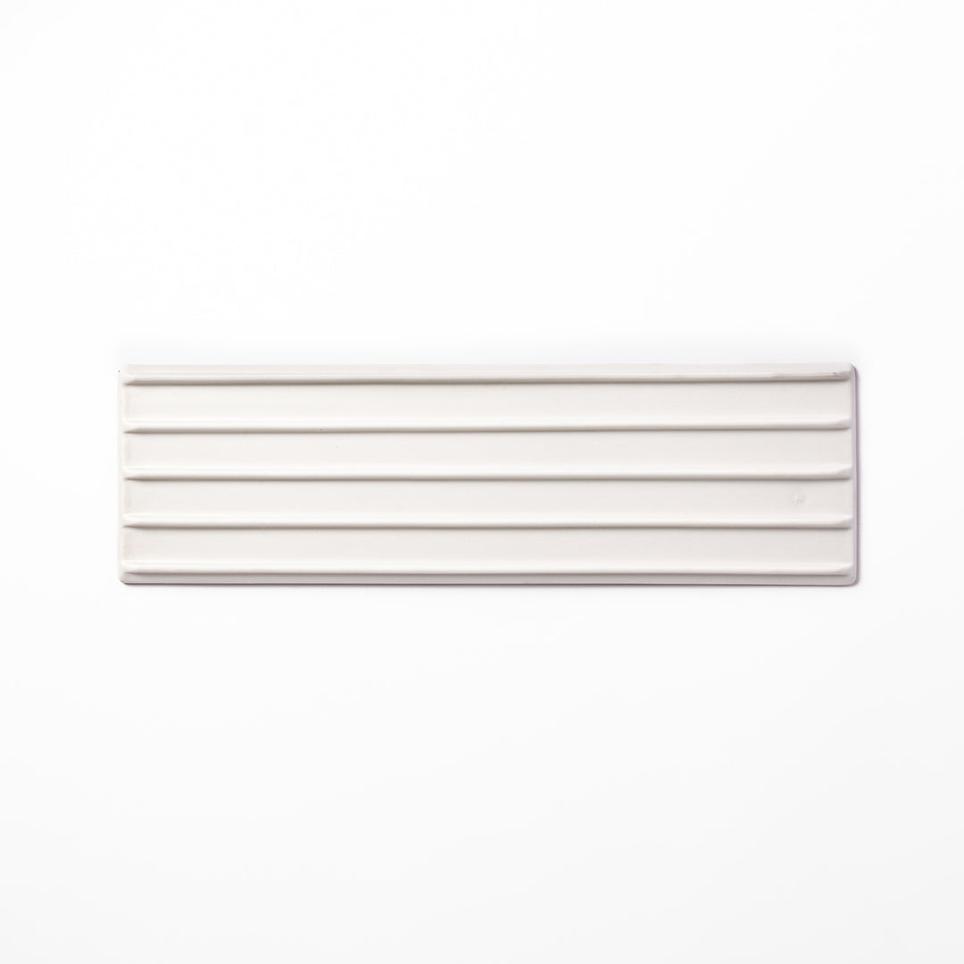 Rectangular white ceramic serving plate with fine ridged texture and soft matte-gloss contrast, ideal for modern Japanese table presentations.