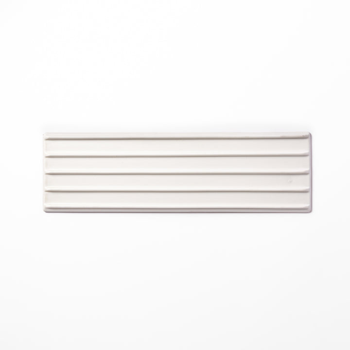 Rectangular white ceramic serving plate with fine ridged texture and soft matte-gloss contrast, ideal for modern Japanese table presentations.