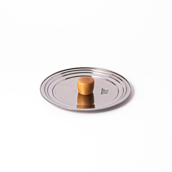 Stainless steel lid with a natural wooden knob designed for Yukihira pots, combining modern simplicity and traditional Japanese craftsmanship for everyday cooking use.