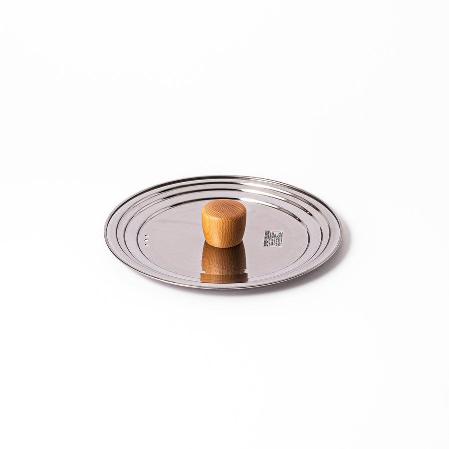 Stainless steel lid with a natural wooden knob designed for Yukihira pots, combining modern simplicity and traditional Japanese craftsmanship for everyday cooking use.