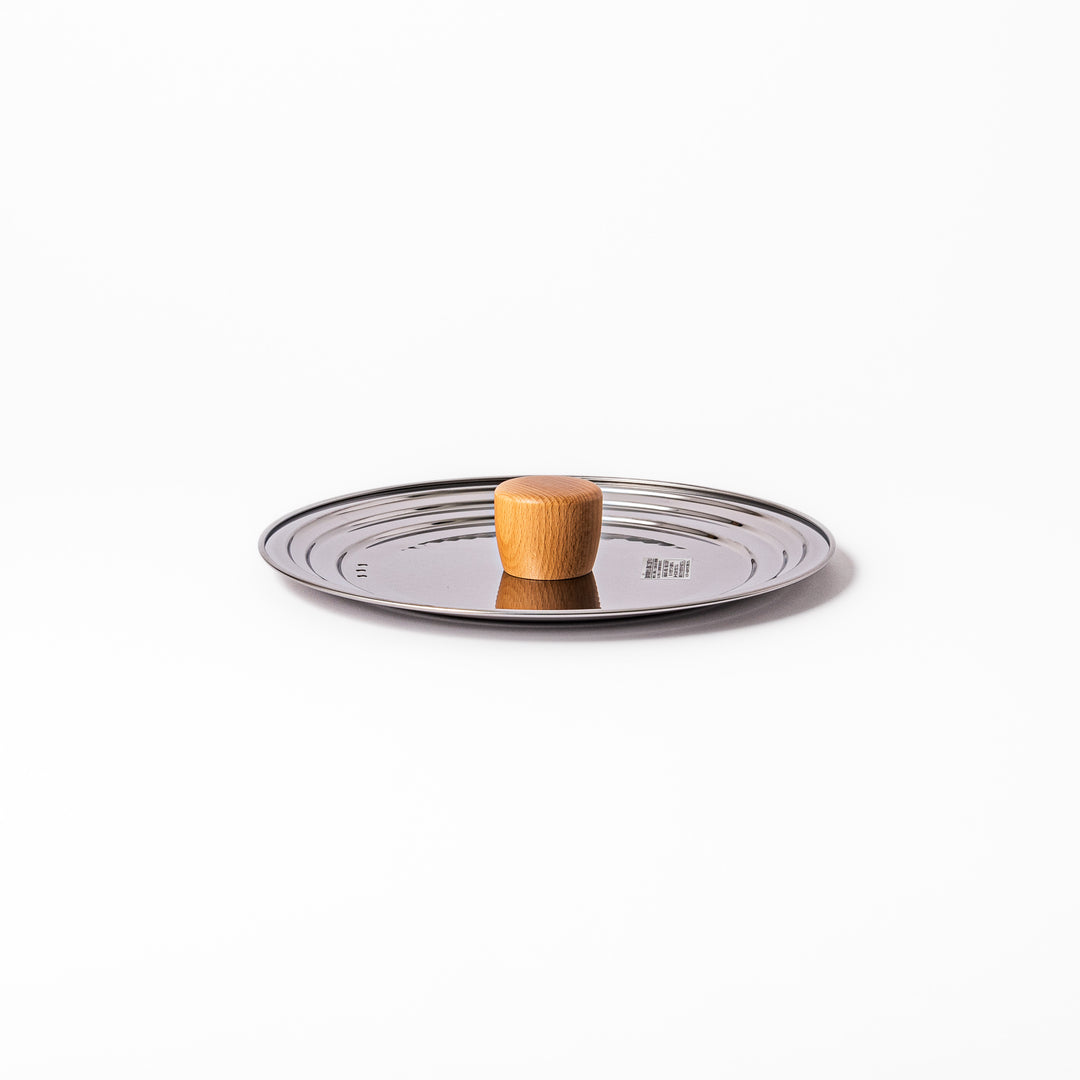 Stainless steel lid with a natural wooden knob designed for Yukihira pots, combining modern simplicity and traditional Japanese craftsmanship for everyday cooking use.