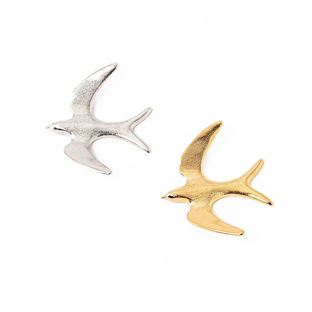 Pair of elegant Japanese swallow cutlery rests in gold and silver flying bird shaped chopstick holders metal hashioki