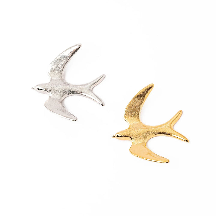 Pair of elegant Japanese swallow cutlery rests in gold and silver flying bird shaped chopstick holders metal hashioki