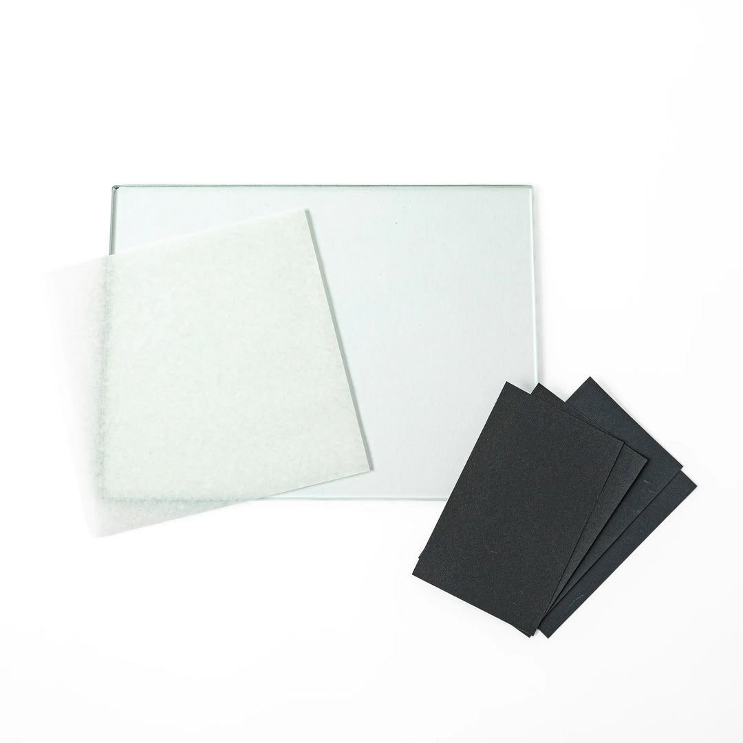 Glass mixing plate with sandpaper sheets, essential preparation accessories included in the Japanese kintsugi repair kit
